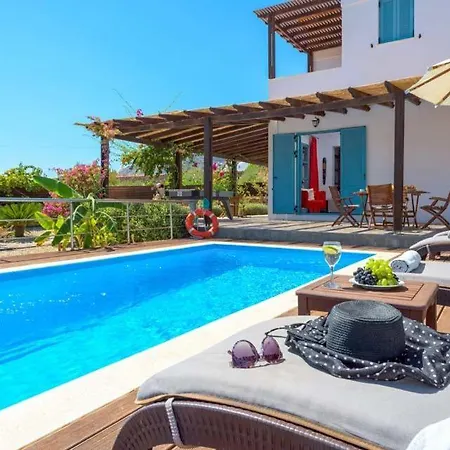 Sleeps 4 Pool Air Con Wifi