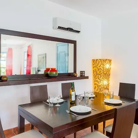 Sleeps 4 Pool Air Con Wifi * 林都斯